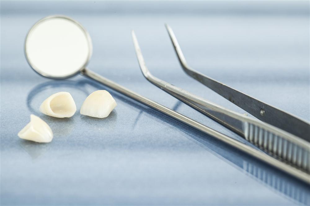 Learn the key differences between porcelain and composite veneers differences between porcelain veneers & composite veneers